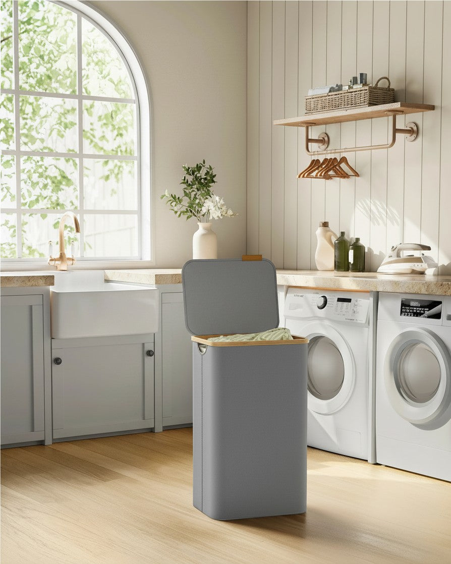 Tokari opvouwbare wasmand van 90 liter in grijs Oxford-stof met deksel in een lichte, moderne wasruimte.