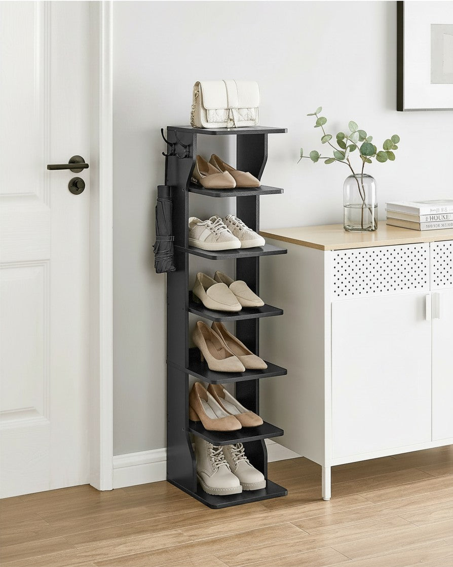 Tokari zwart schoenenrek met 6 verdiepingen en zijhaken voor accessoires in een modern interieur