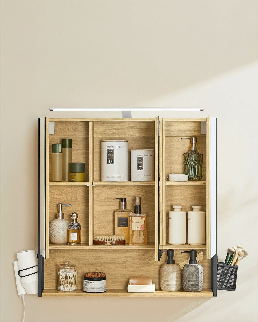 Tokari badkamerkast met spiegel en houtlook interieur, gevuld met verzorgingsproducten en handige opbergvakken.