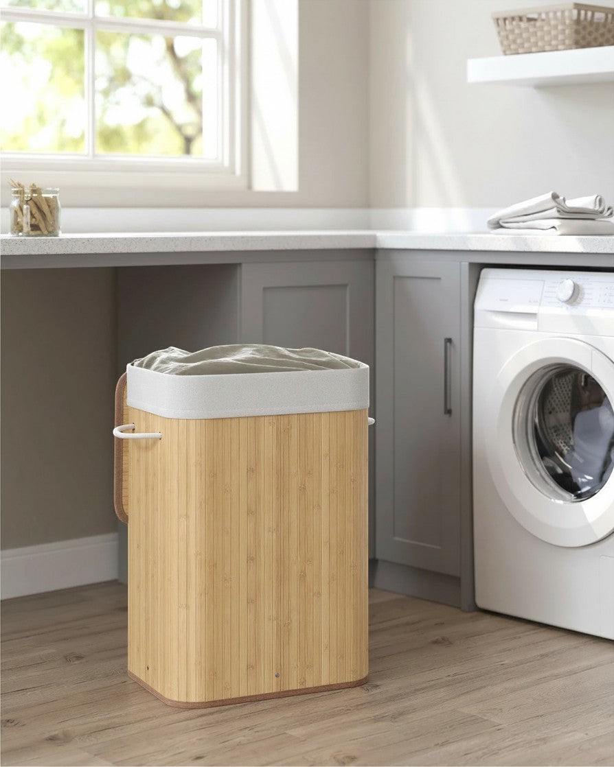 Tokari bamboe wasmand van 72 liter met uitneembare waszak in een lichte badkamer setting.