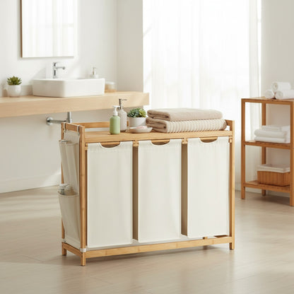 Tokari bamboe wasmand met drie vakken en uitneembare beige stoffen zakken voor het sorteren van wasgoed in de badkamer.