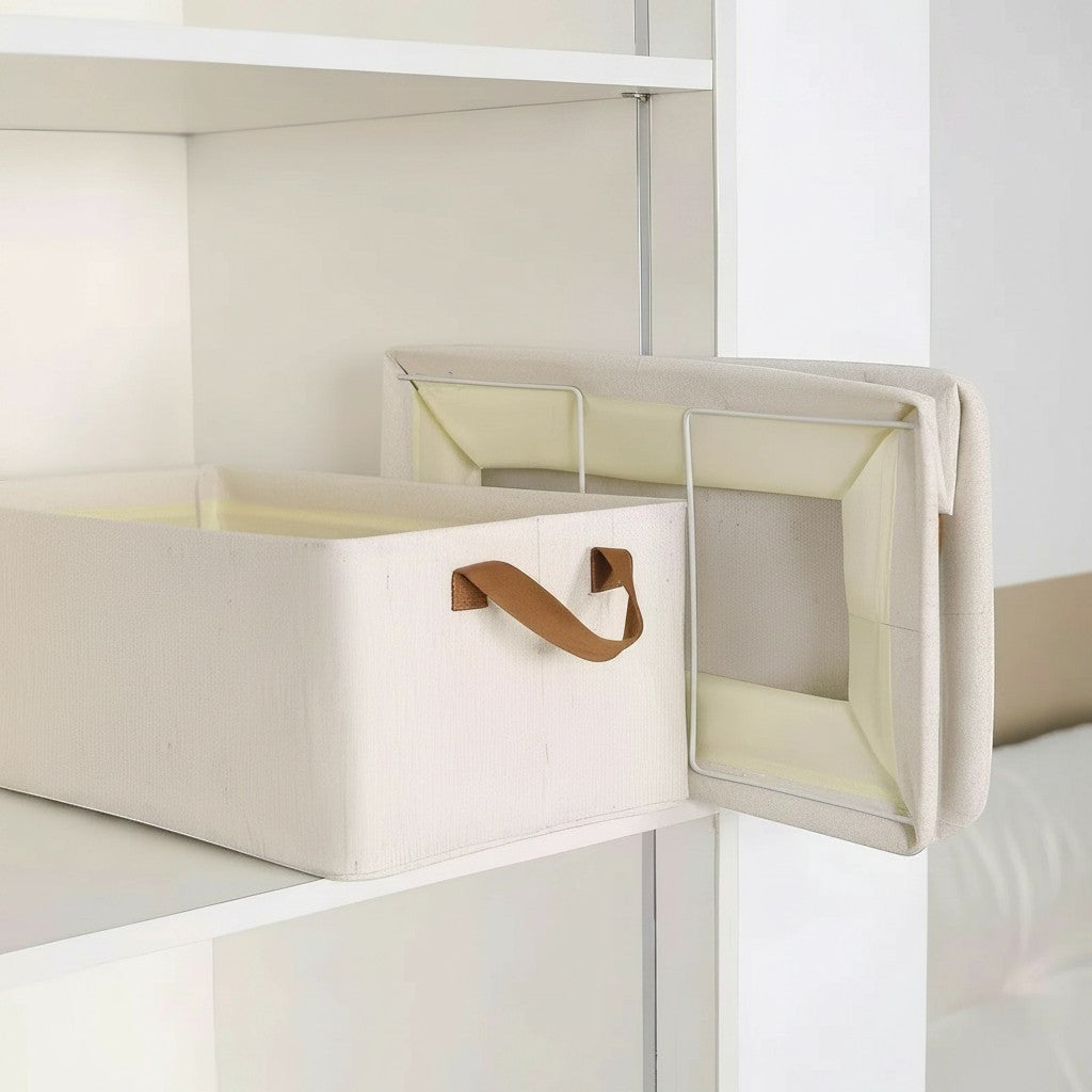 Tokari set van drie beige opbergmanden met metalen frame en bruine handvatten, geplaatst in een witte kast.
