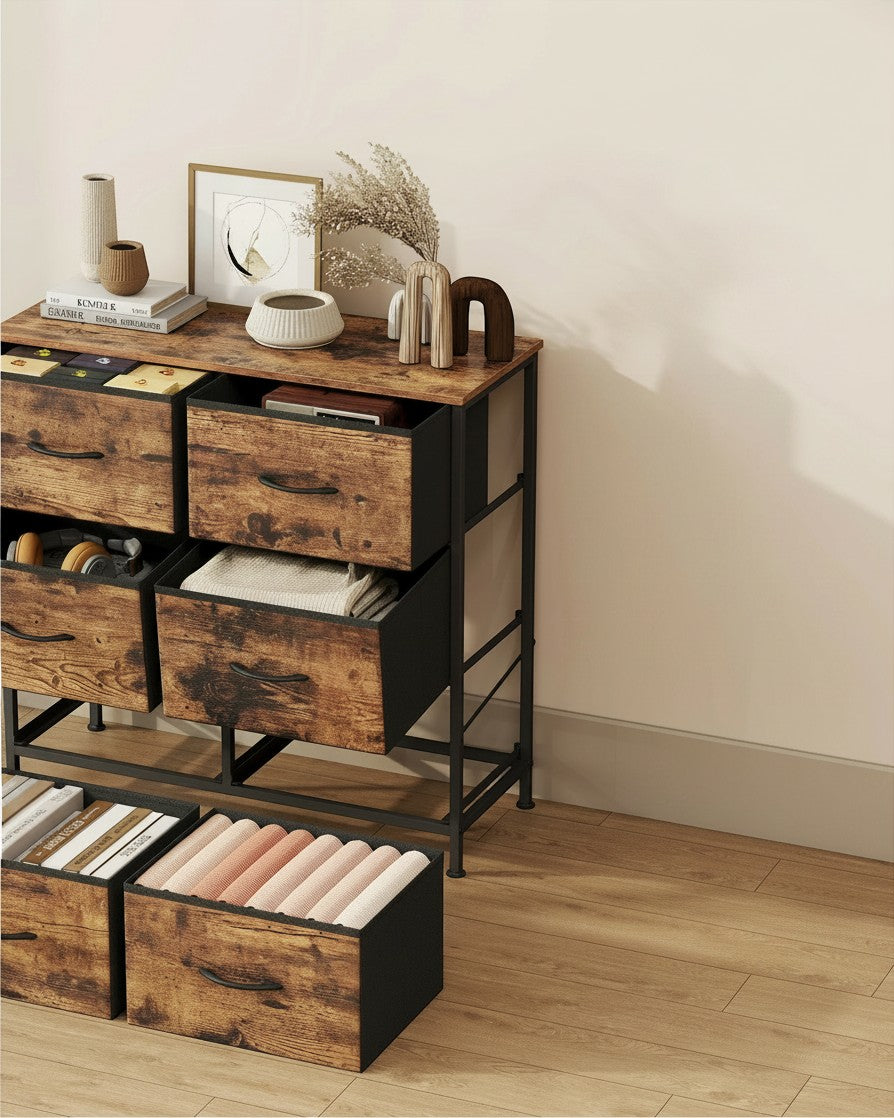 Tokari dressoir met zes stoffen lades in rustiek bruin hout en zwart metaal, ideaal voor opbergruimte in huis.