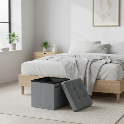 Tokari opbergkruk in grijs met afneembaar deksel, geplaatst in een moderne slaapkamer naast een houten bed.