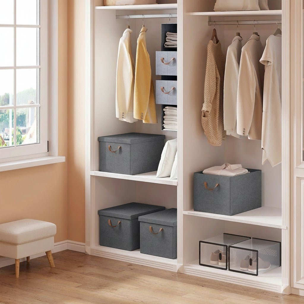 Tokari opvouwbare grijze opbergboxen met deksel en bruine handvatten geplaatst in een georganiseerde kledingkast