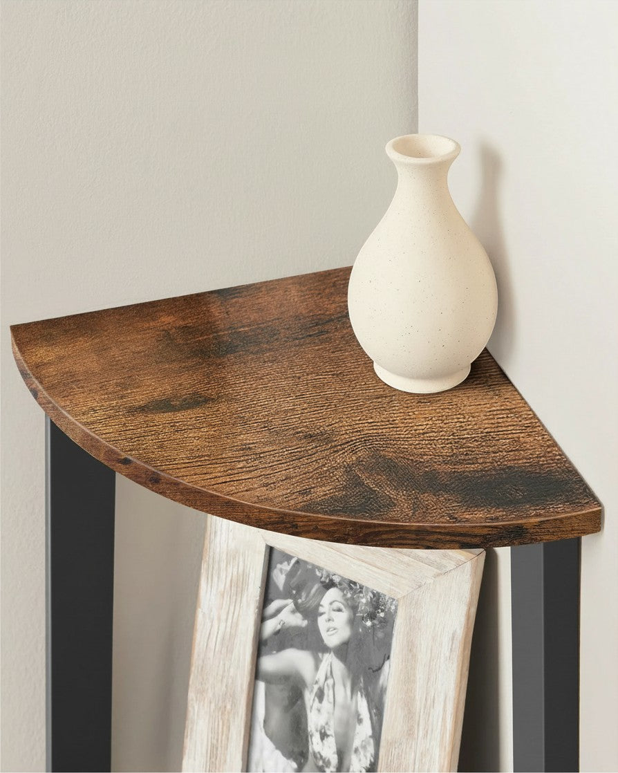 Tokari hoekrek met 5 planken in rustiek bruin hout en zwart metaal, ideaal voor woonaccessoires in een hoek.