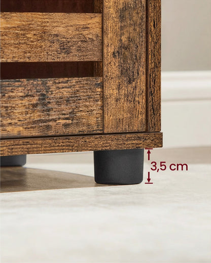 Tokari hoge badkamerkast met detail van de 3,5 cm hoge, waterafstotende zwarte pootjes in rustieke houtlook.
