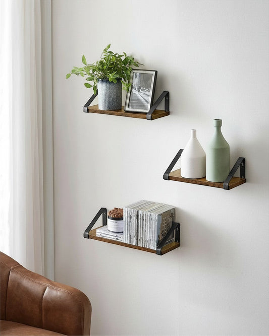 Tokari set van drie industriële wandplanken met houtlook planken en zwarte metalen beugels aan een witte muur