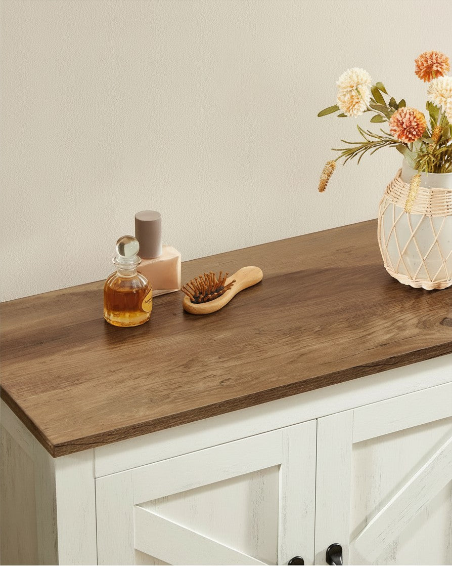 Tokari opbergkast met wit frame en warm houtlook bovenblad, gedecoreerd met een vaas bloemen en cosmetica.