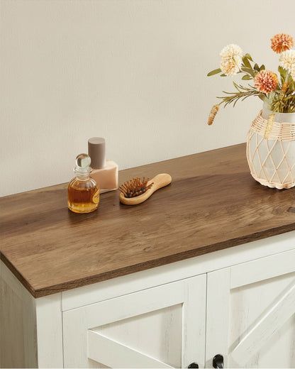 Tokari opbergkast met wit frame en warm houtlook bovenblad, gedecoreerd met een vaas bloemen en cosmetica.