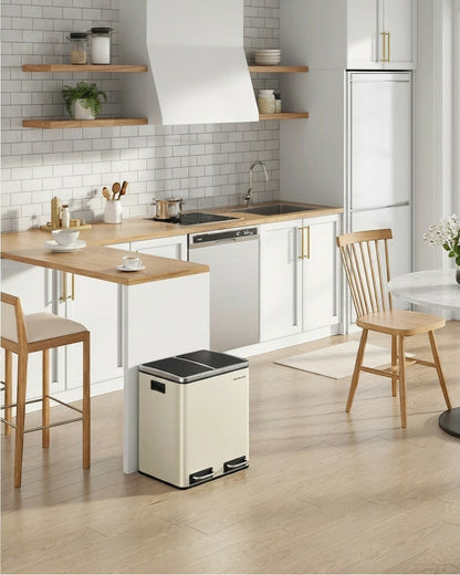 Tokari 30 liter pedaalemmer van roestvrij staal met twee vakken voor afvalscheiding in een moderne keuken.