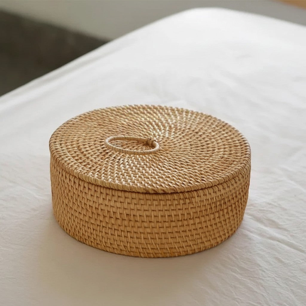 Tokari ronde rattan snackdoos met deksel en handgevlochten structuur voor een natuurlijke uitstraling op tafel