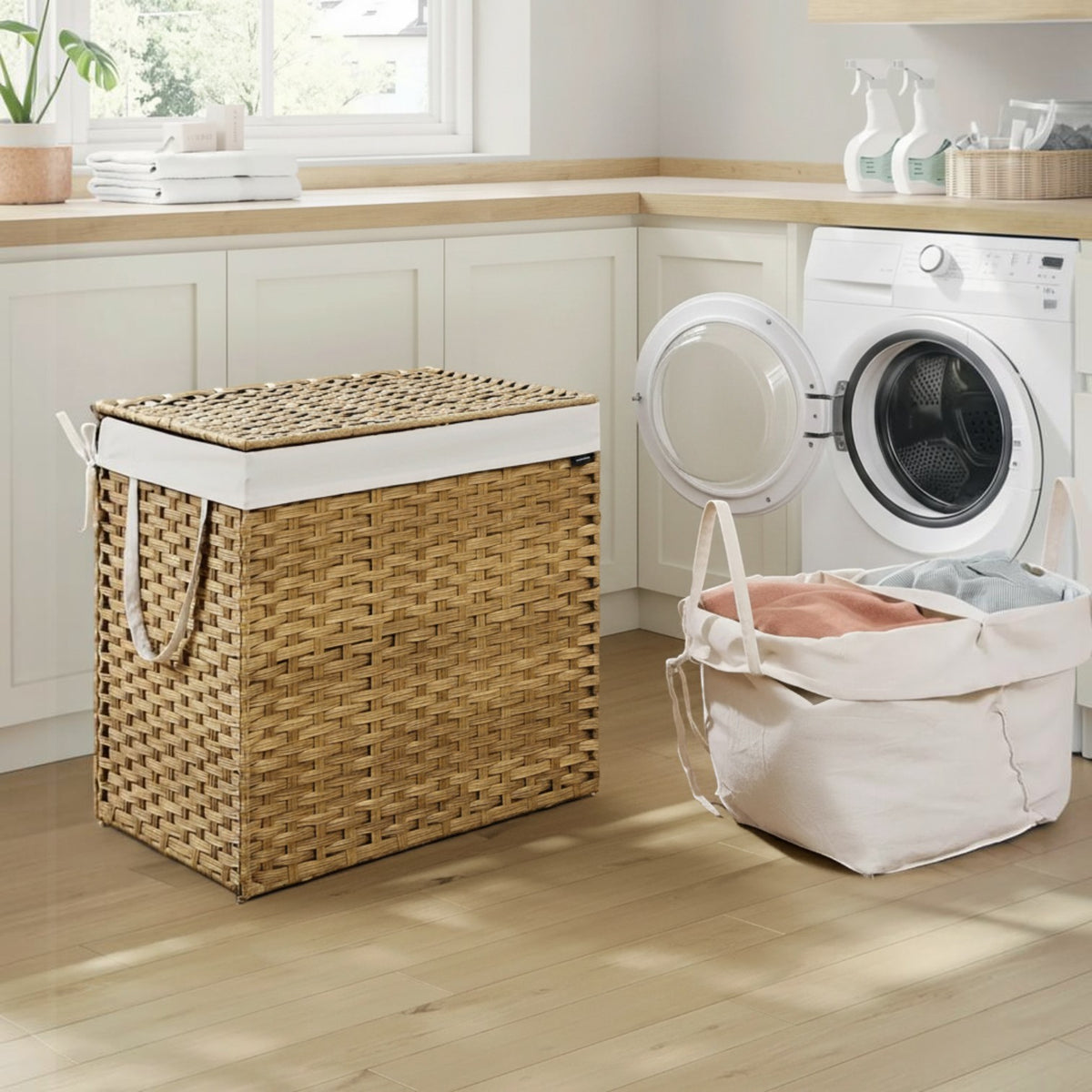 Tokari rotan wasmand met deksel en uitneembare witte waszak in een moderne wasruimte