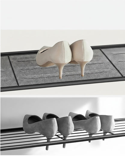 Tokari schoenenrek met zwarte metalen roosterplanken waarop beige pumps staan voor een georganiseerde hal