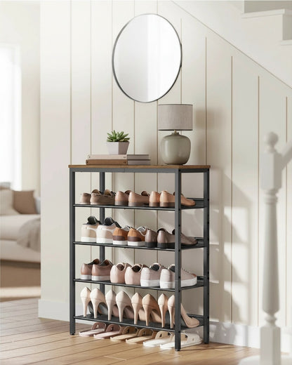 Tokari schoenenrek met vijf zwarte metalen planken en een houten bovenblad in een modern interieur.