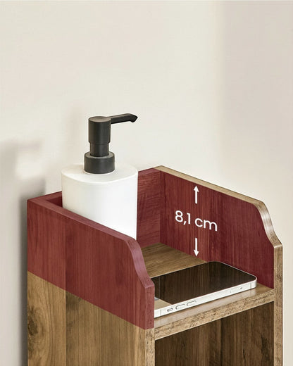 Tokari smal badkamerkastje in honingbruin MDF met open bovenblad voor accessoires en telefoon in een kleine badkamer