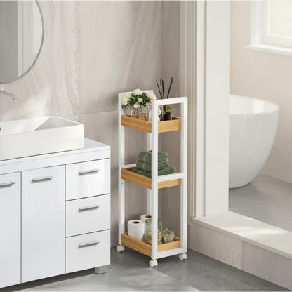 Tokari smal badkamerrek met drie houten planken en een wit metalen frame op wielen in een moderne badkamer.