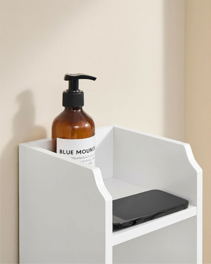 Tokari smal wit badkamerkastje met open bovenplank voor toiletartikelen en telefoon in een compacte badkamer