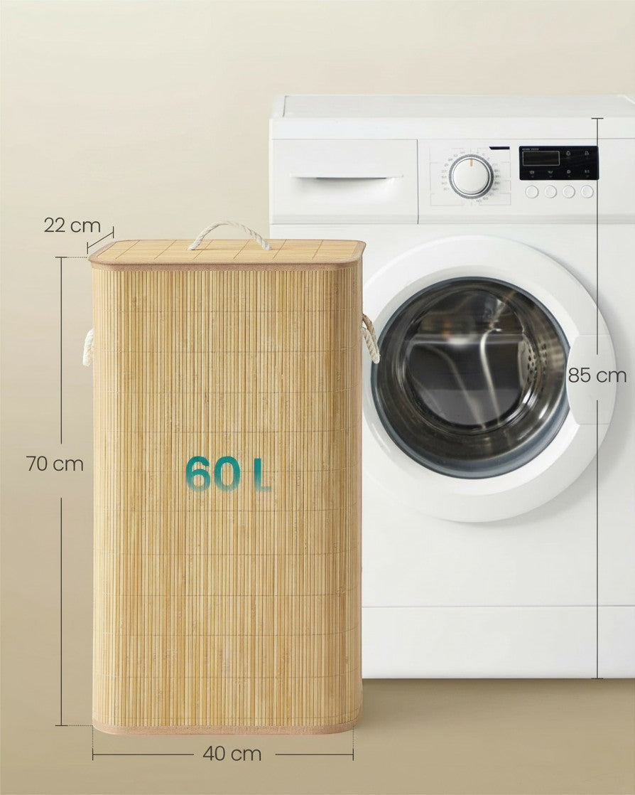 Tokari smalle bamboe wasmand van 60 liter met deksel en handgrepen naast een wasmachine