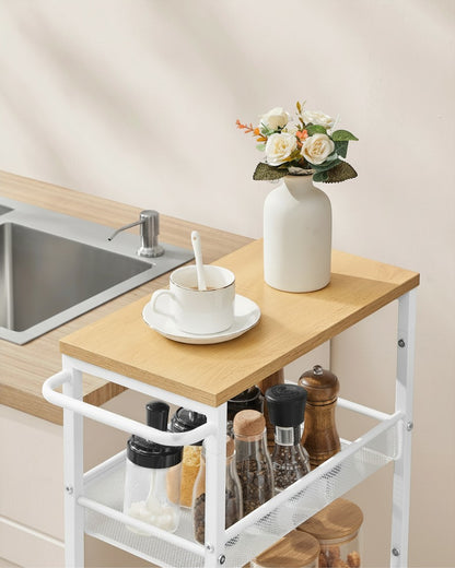 Tokari smalle keukentrolley met wit stalen frame en houten blad, ideaal voor kruidenopslag in de keuken.