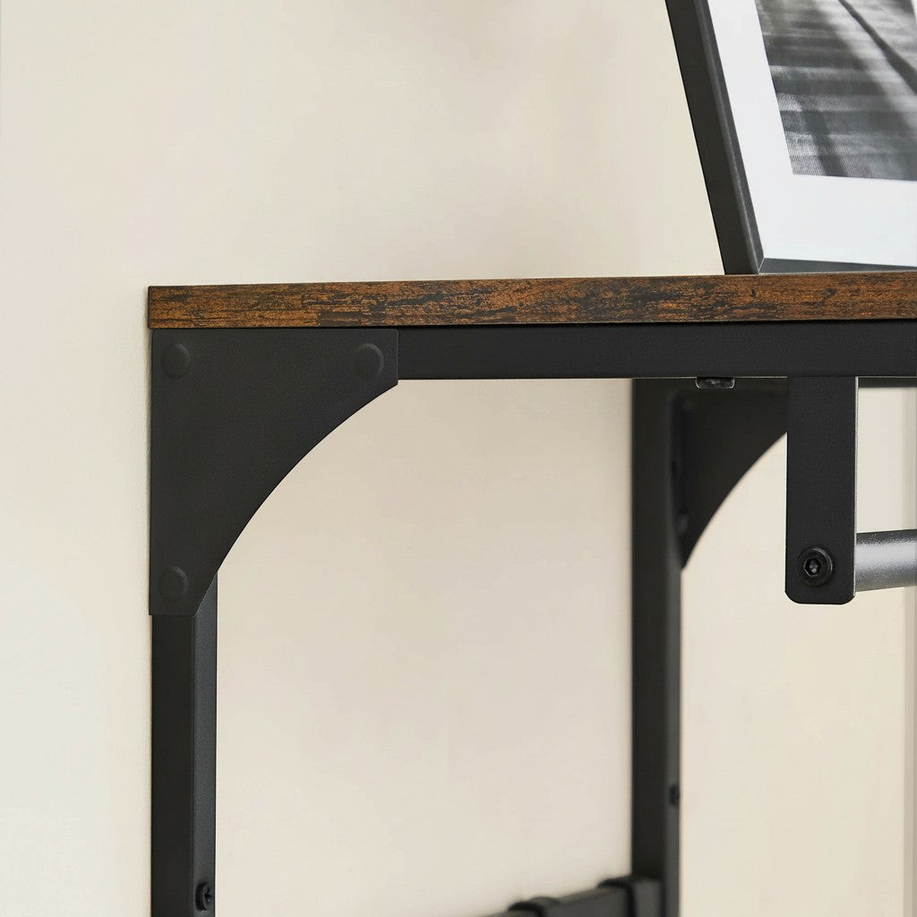 Tokari wandkapstok met bruine houten plank en zwart metalen frame voor een moderne industriële uitstraling in de hal.