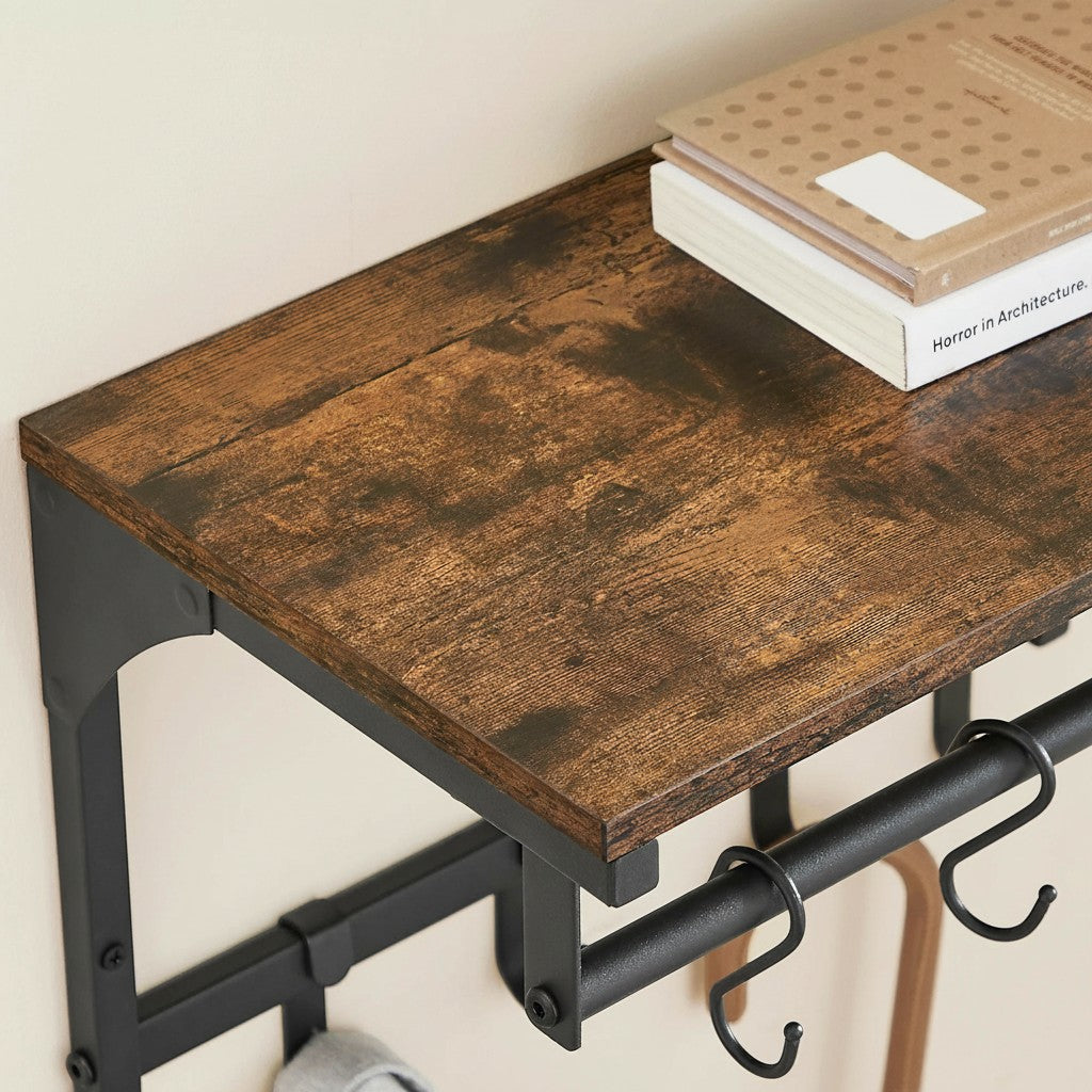 Tokari wandkapstok met bruine houten plank en zwart metalen frame voor jassen en accessoires in een kleine hal