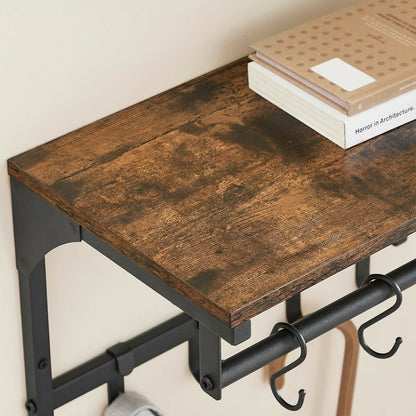 Tokari wandkapstok met bruine houten plank en zwart metalen frame voor jassen en accessoires in een kleine hal