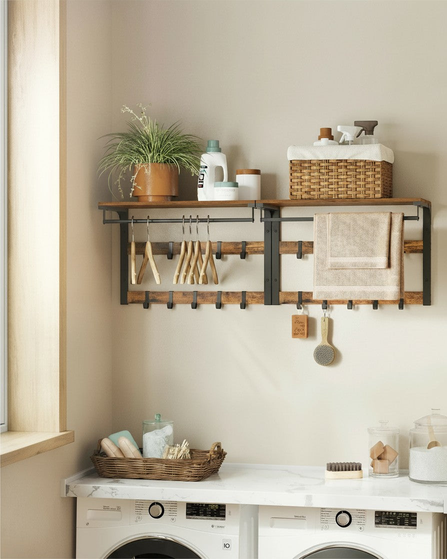 Tokari wandkapstok met houten plank en tien zwarte metalen haken voor jassen en accessoires in een bijkeuken