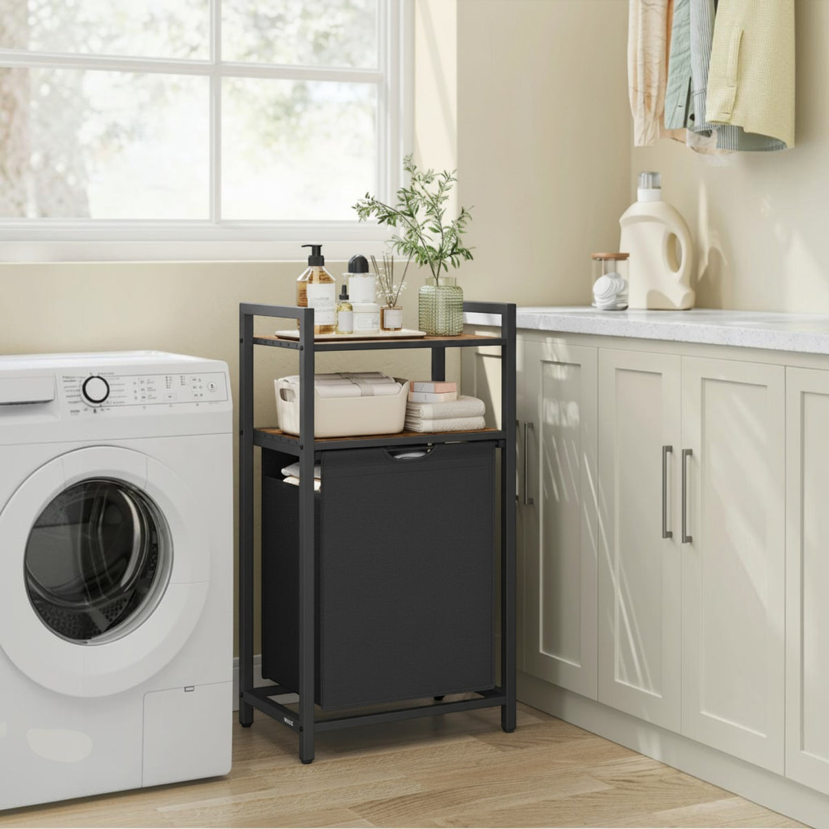 Tokari wasmand van 65 liter met twee houten planken en een zwart stalen frame in een moderne wasruimte