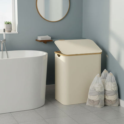 Tokari wassorteerder van 150 liter in beige met drie vakken, deksel en uitneembare mesh waszakken in een badkamer.