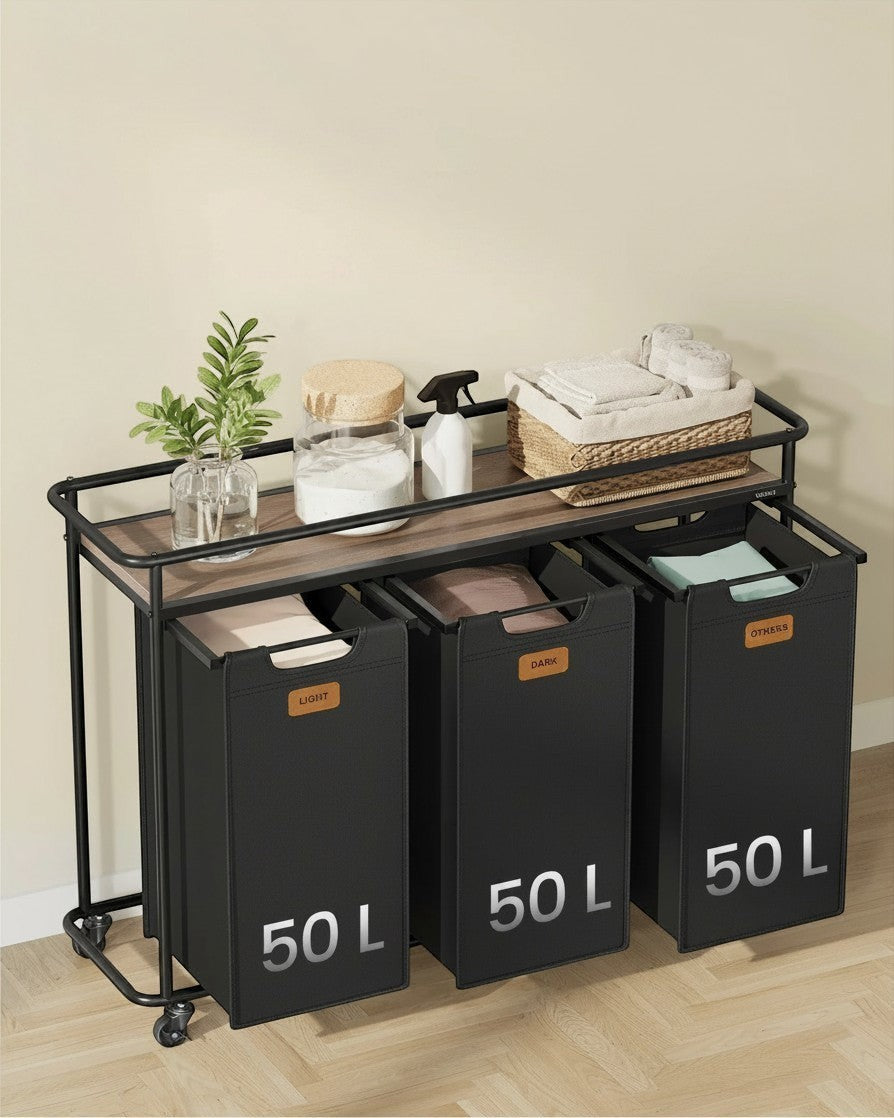 Tokari wassorteerwagen met 3 zwarte 50 liter manden, stalen frame en houten plank voor wasmiddel en accessoires.