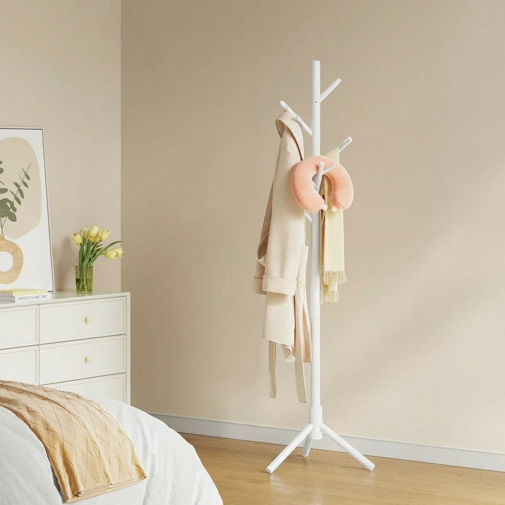 Tokari witte vrijstaande houten kapstok met 13 haken en stabiele driepootvoet in een modern interieur