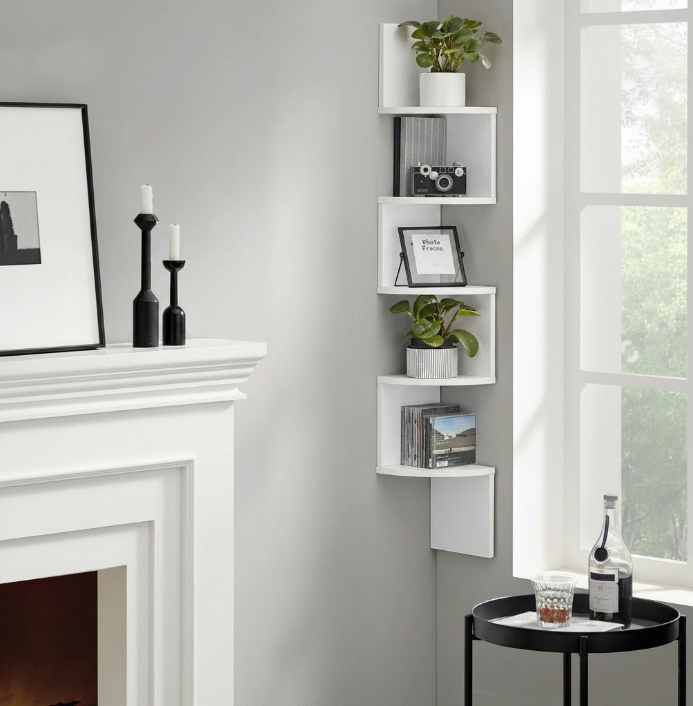 Tokari witte zigzag hoekwandplank met 5 niveaus voor decoratie en planten in een modern interieur