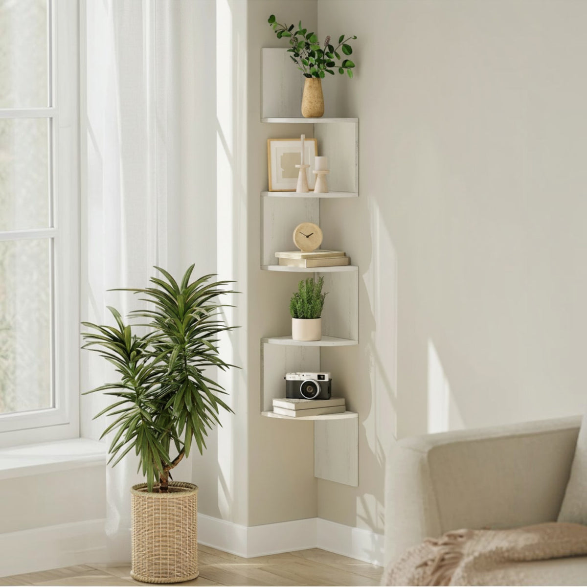 Tokari witte zigzag hoekwandplank met 5 niveaus voor decoratie en boeken in een licht interieur