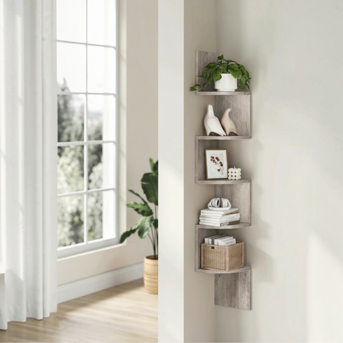 Tokari zigzag wandplank met 5 niveaus in grijze houtlook, gemonteerd in een hoek met decoratieve accessoires.