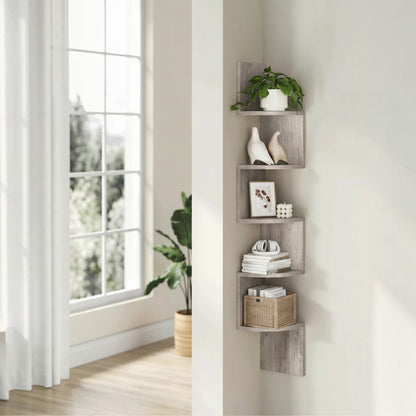 Tokari zigzag wandplank met 5 niveaus in grijze houtlook, gemonteerd in een hoek met decoratieve accessoires.
