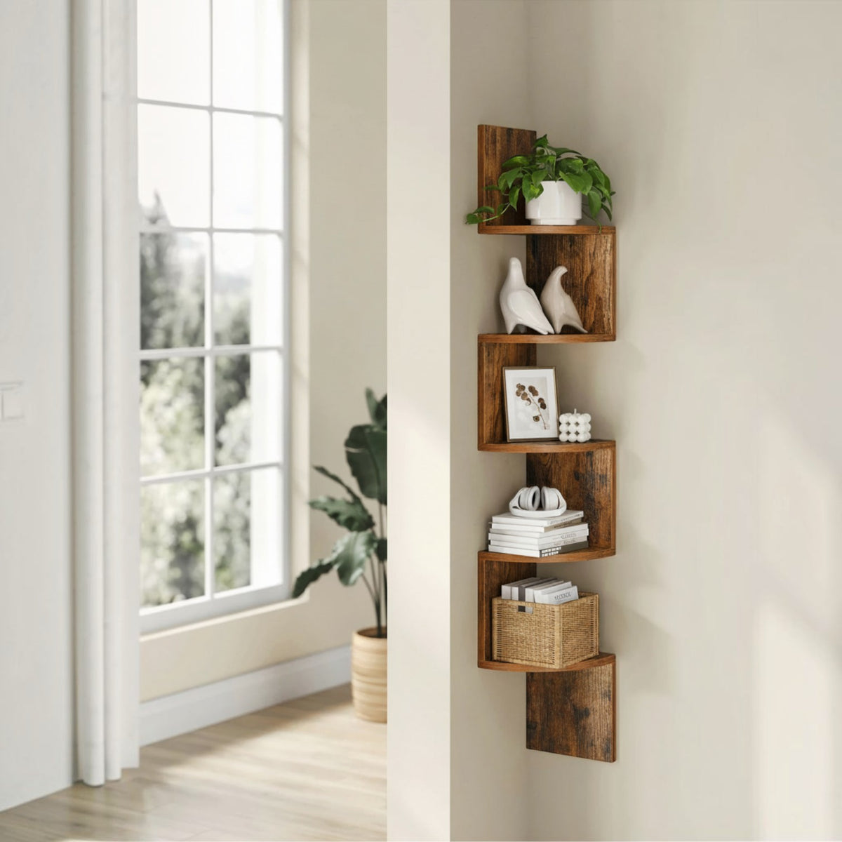 Tokari zigzag wandplank met 5 niveaus in rustiek bruin hout voor hoekmontage met decoratie in een lichte woonkamer