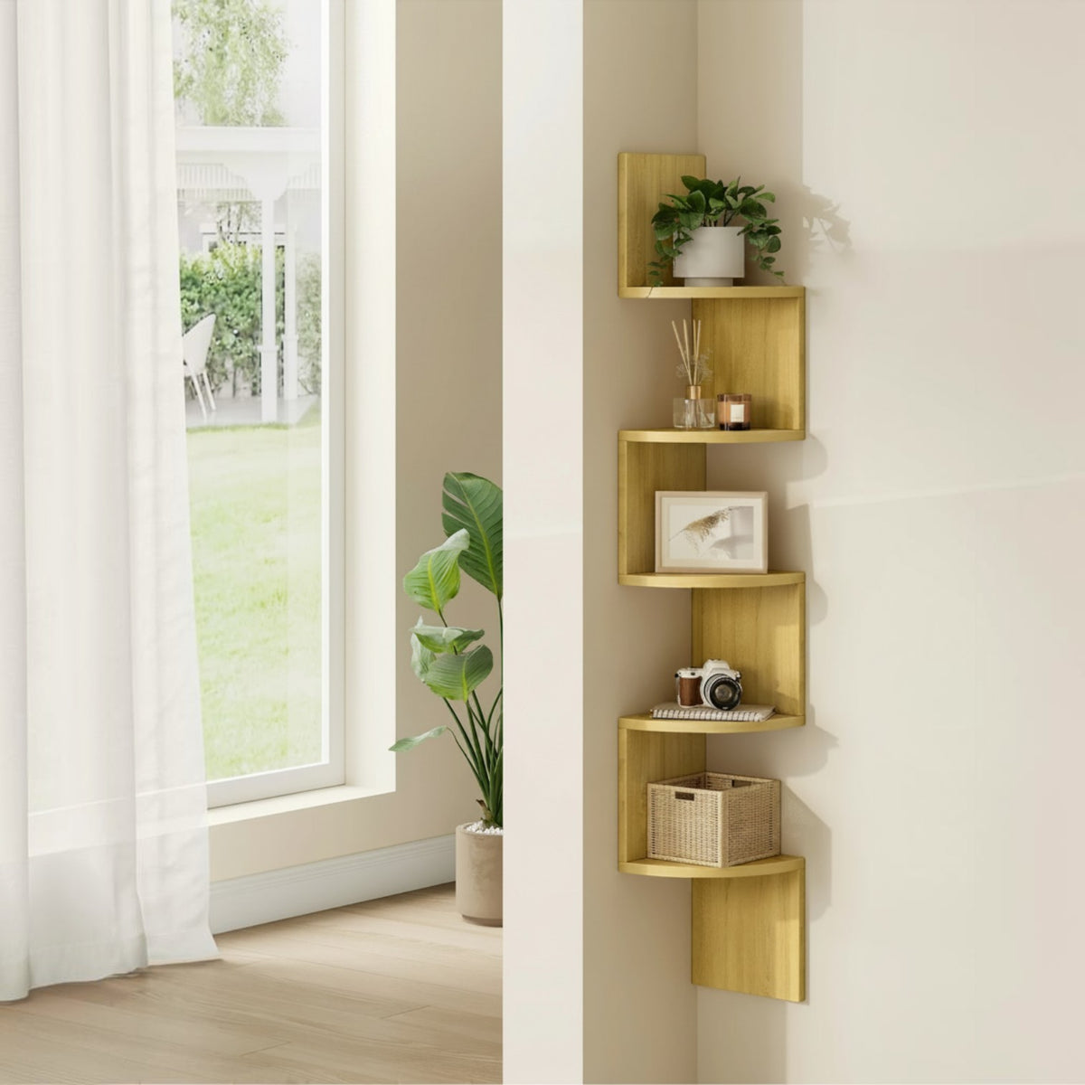 Tokari zigzag wandplank met 5 niveaus in licht eikenhout voor hoekmontage met decoratie in een modern interieur